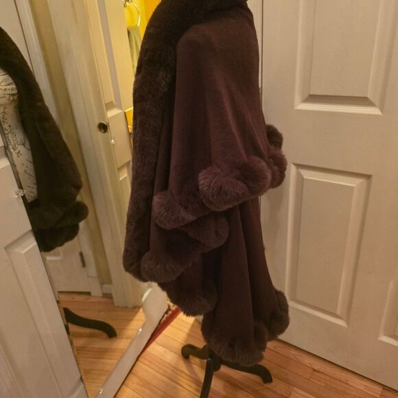 CHOCOLATE BROWN FAUX FUR LAYERED CAPE - Picture 5 of 7